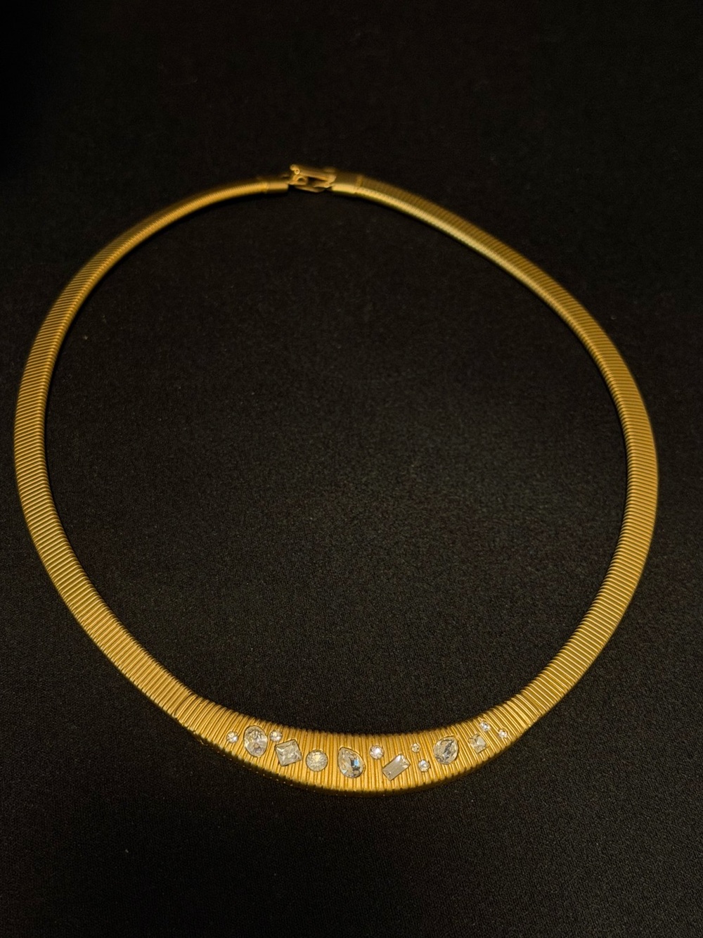 Vintage 1980s Ribbed Gold Tone Omega Choker Necklace - Unsigned Designer